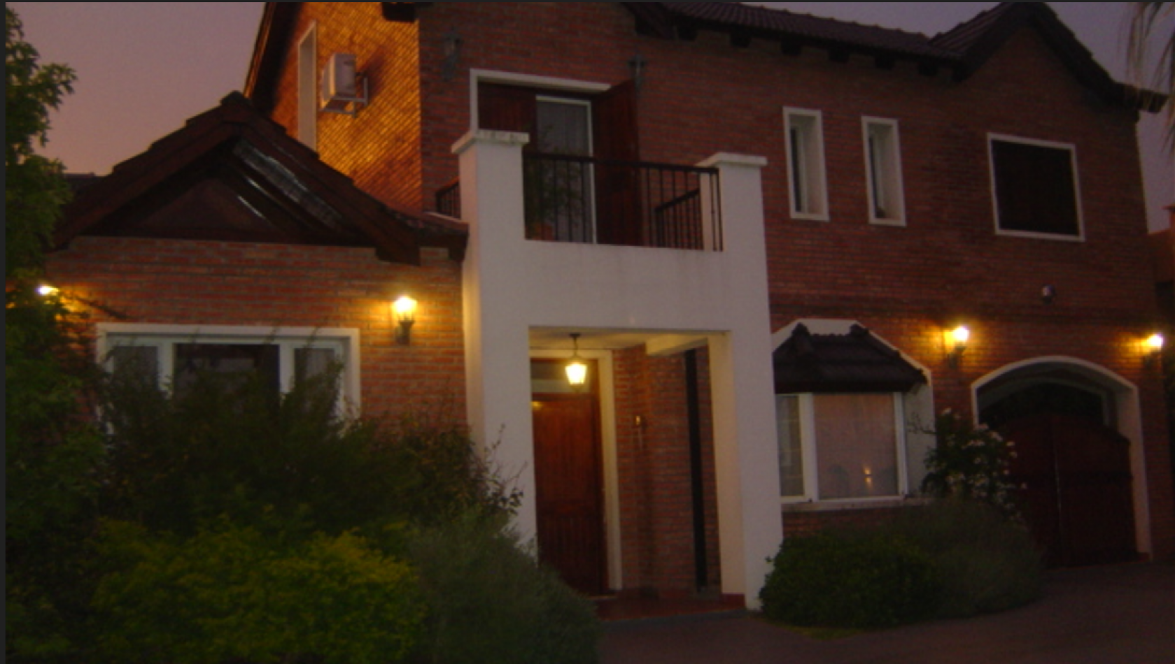 CASA EN VENTA DE 4 DORMITORIOS ESTILO CLASICO  EN BARRIO "SAN MARINO" FUNES  