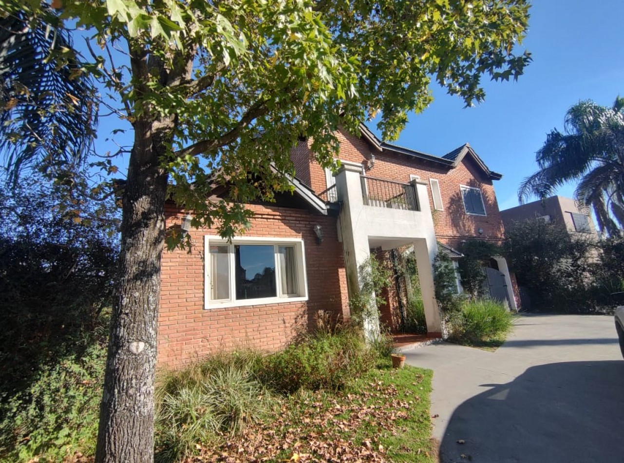 CASA EN VENTA DE 4 DORMITORIOS ESTILO CLASICO  EN BARRIO "SAN MARINO" FUNES  