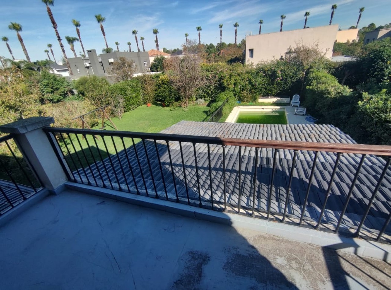 CASA EN VENTA DE 4 DORMITORIOS ESTILO CLASICO  EN BARRIO "SAN MARINO" FUNES  