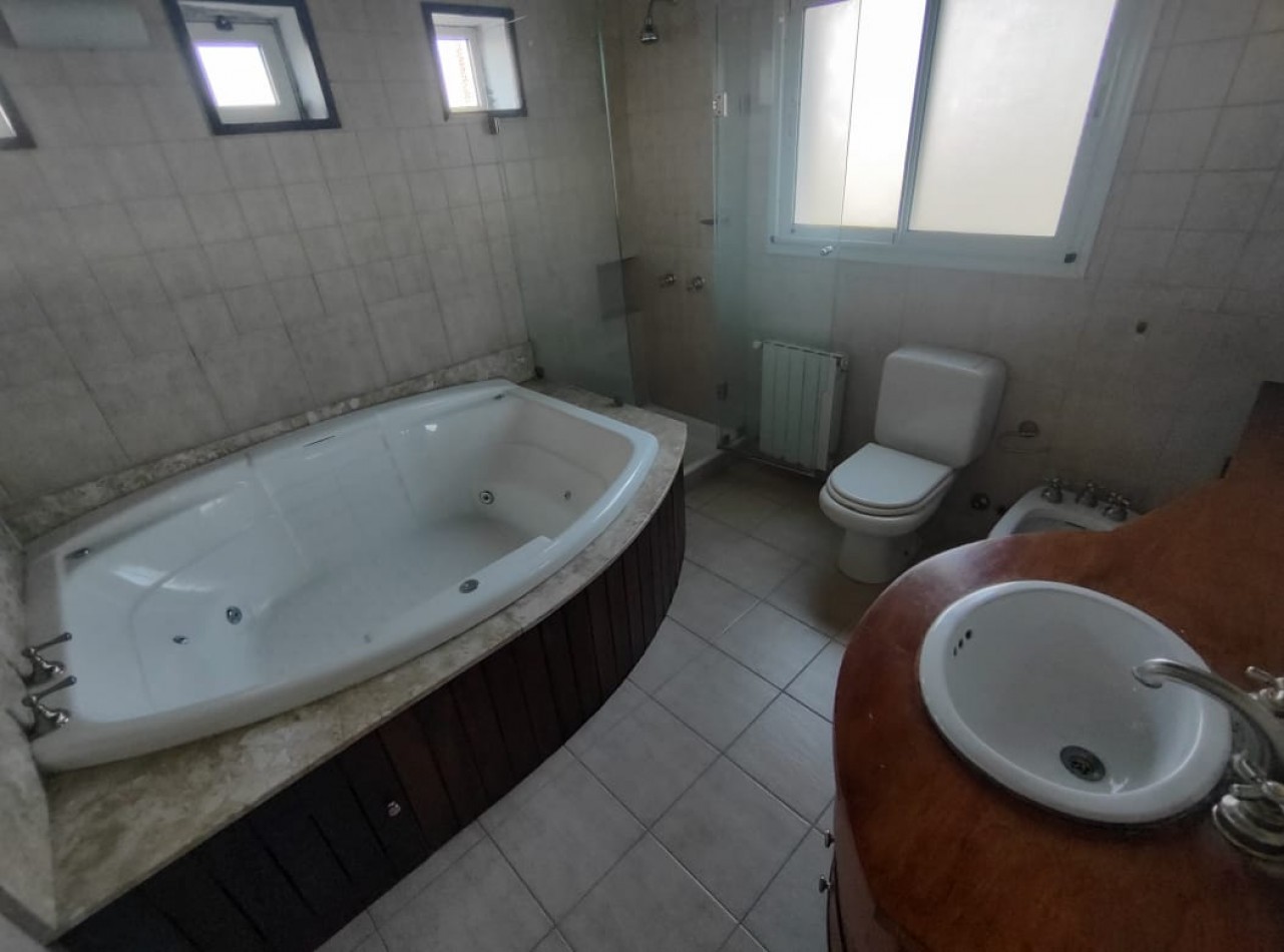 CASA EN VENTA DE 4 DORMITORIOS ESTILO CLASICO  EN BARRIO "SAN MARINO" FUNES  