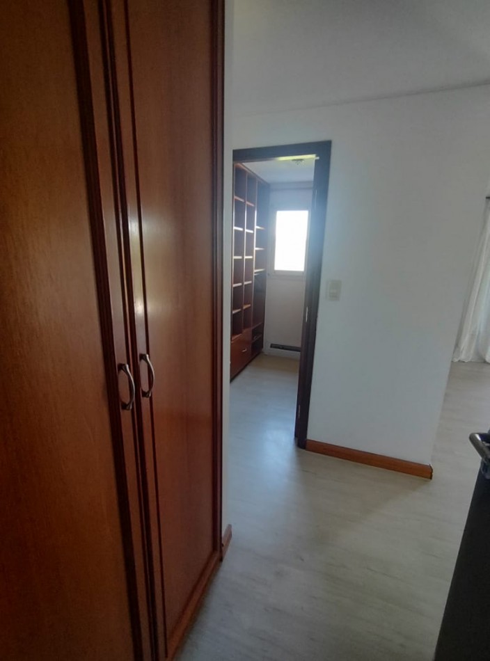 CASA EN VENTA DE 4 DORMITORIOS ESTILO CLASICO  EN BARRIO "SAN MARINO" FUNES  