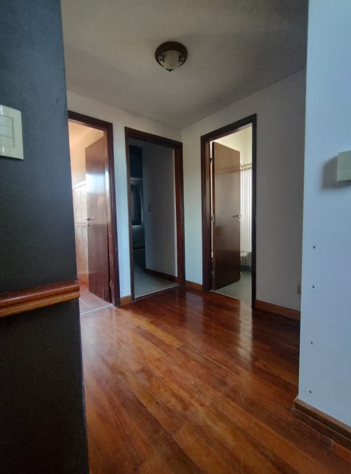 CASA EN VENTA DE 4 DORMITORIOS ESTILO CLASICO  EN BARRIO "SAN MARINO" FUNES  