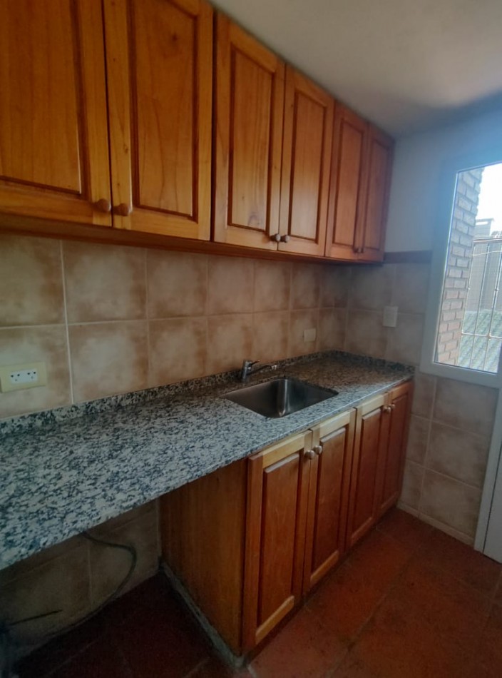 CASA EN VENTA DE 4 DORMITORIOS ESTILO CLASICO  EN BARRIO "SAN MARINO" FUNES  