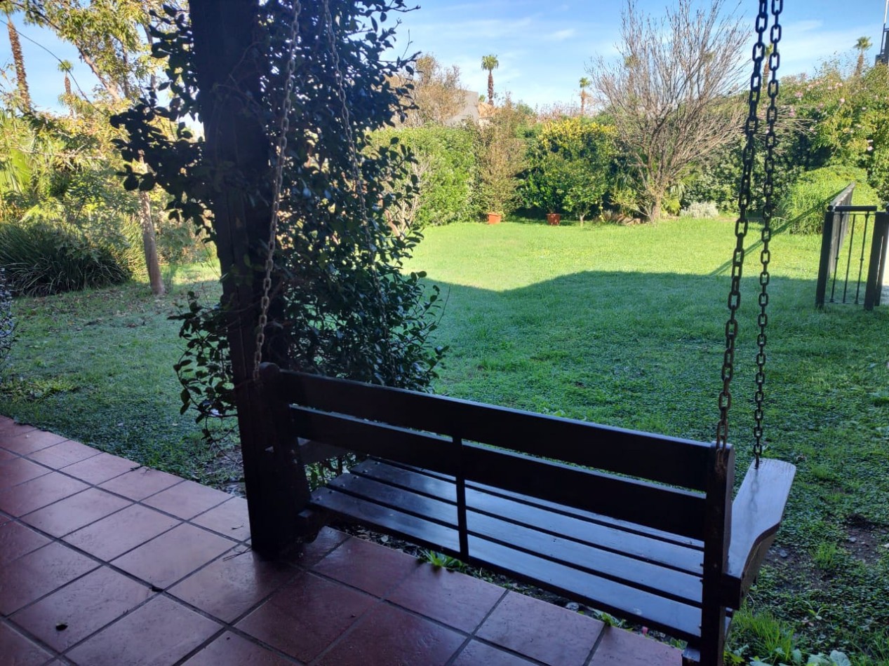 CASA EN VENTA DE 4 DORMITORIOS ESTILO CLASICO  EN BARRIO "SAN MARINO" FUNES  