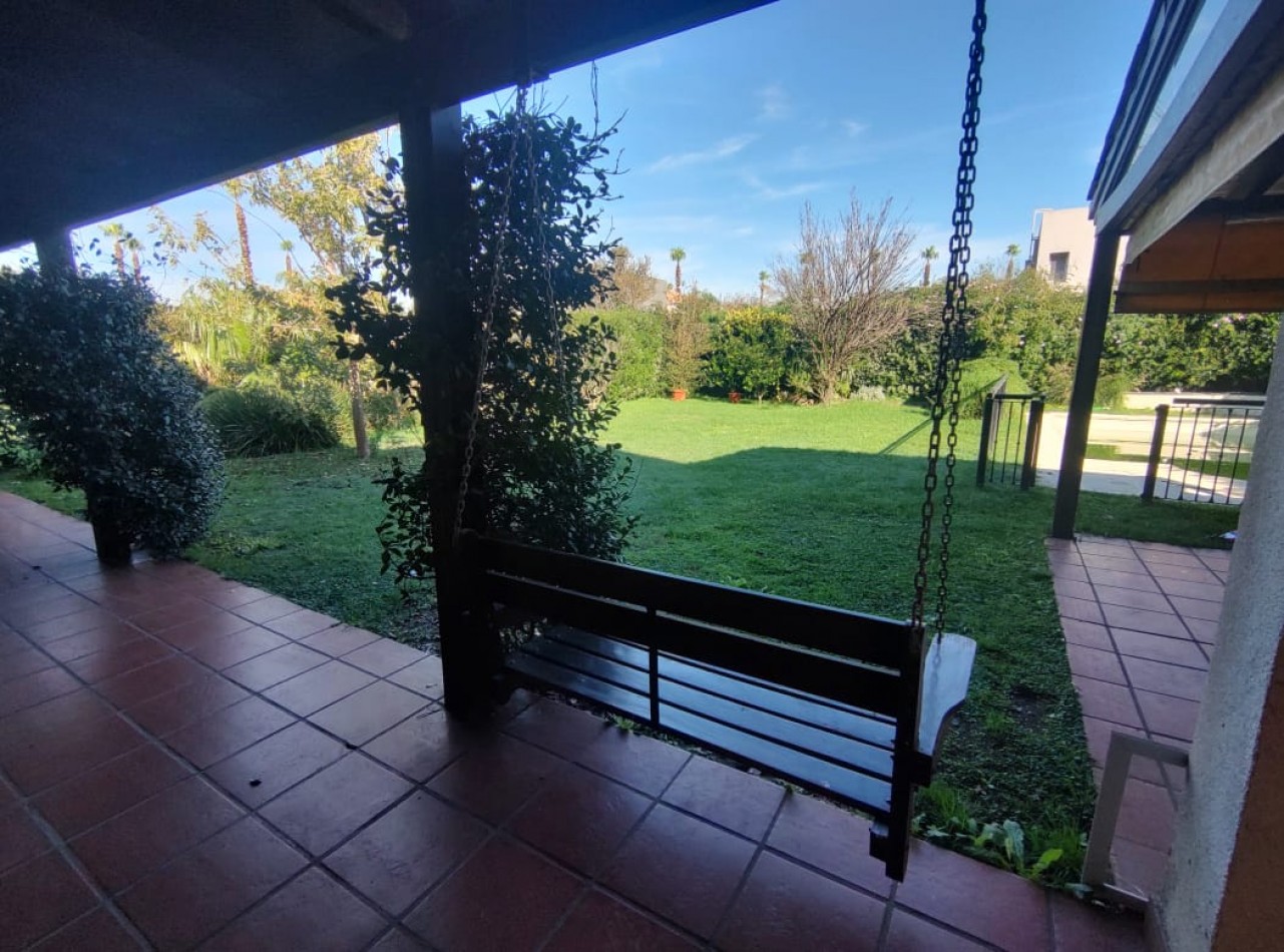 CASA EN VENTA DE 4 DORMITORIOS ESTILO CLASICO  EN BARRIO "SAN MARINO" FUNES  