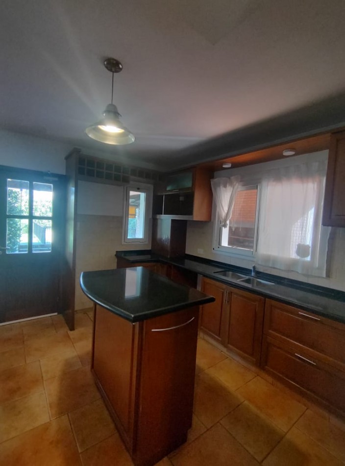CASA EN VENTA DE 4 DORMITORIOS ESTILO CLASICO  EN BARRIO "SAN MARINO" FUNES  