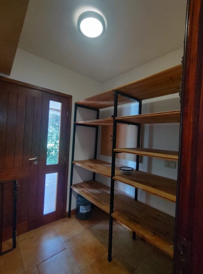 CASA EN VENTA DE 4 DORMITORIOS ESTILO CLASICO  EN BARRIO "SAN MARINO" FUNES  