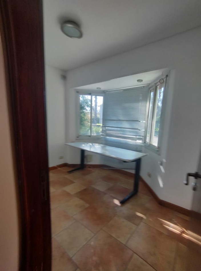 CASA EN VENTA DE 4 DORMITORIOS ESTILO CLASICO  EN BARRIO "SAN MARINO" FUNES  