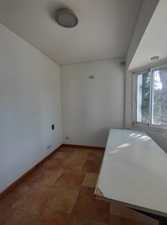 CASA EN VENTA DE 4 DORMITORIOS ESTILO CLASICO  EN BARRIO "SAN MARINO" FUNES  