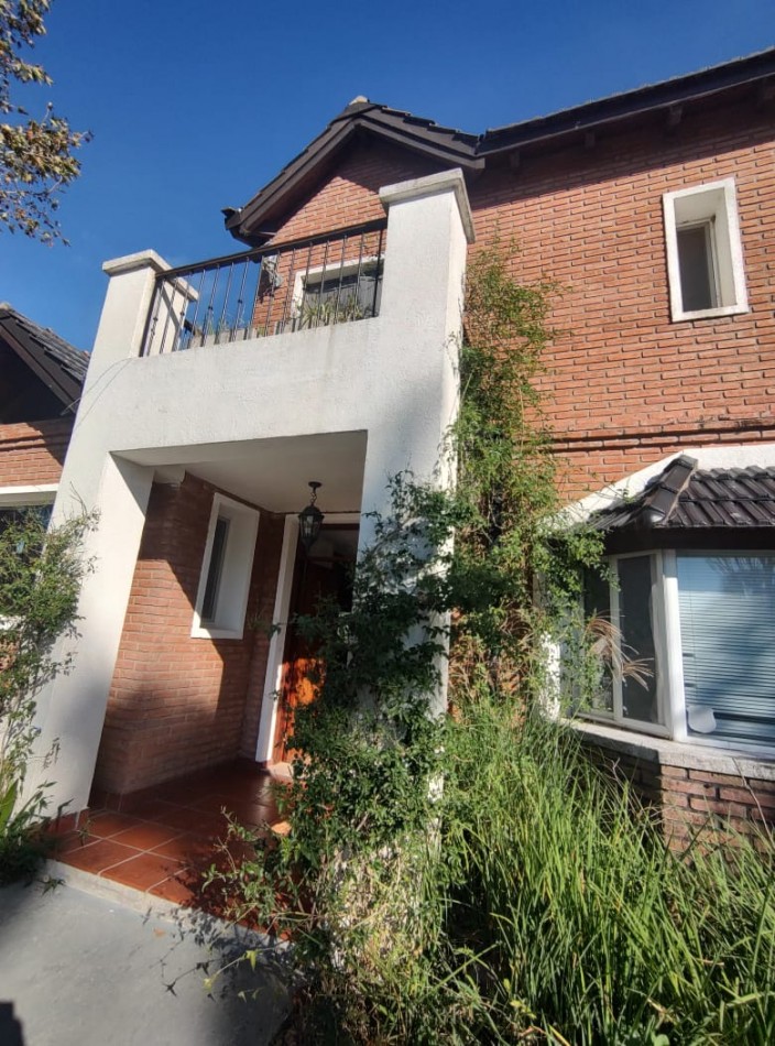 CASA EN VENTA DE 4 DORMITORIOS ESTILO CLASICO  EN BARRIO "SAN MARINO" FUNES  