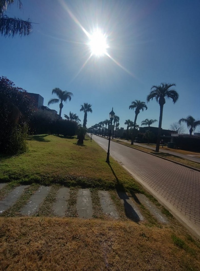 Terreno en B° privado de Miraflores en venta