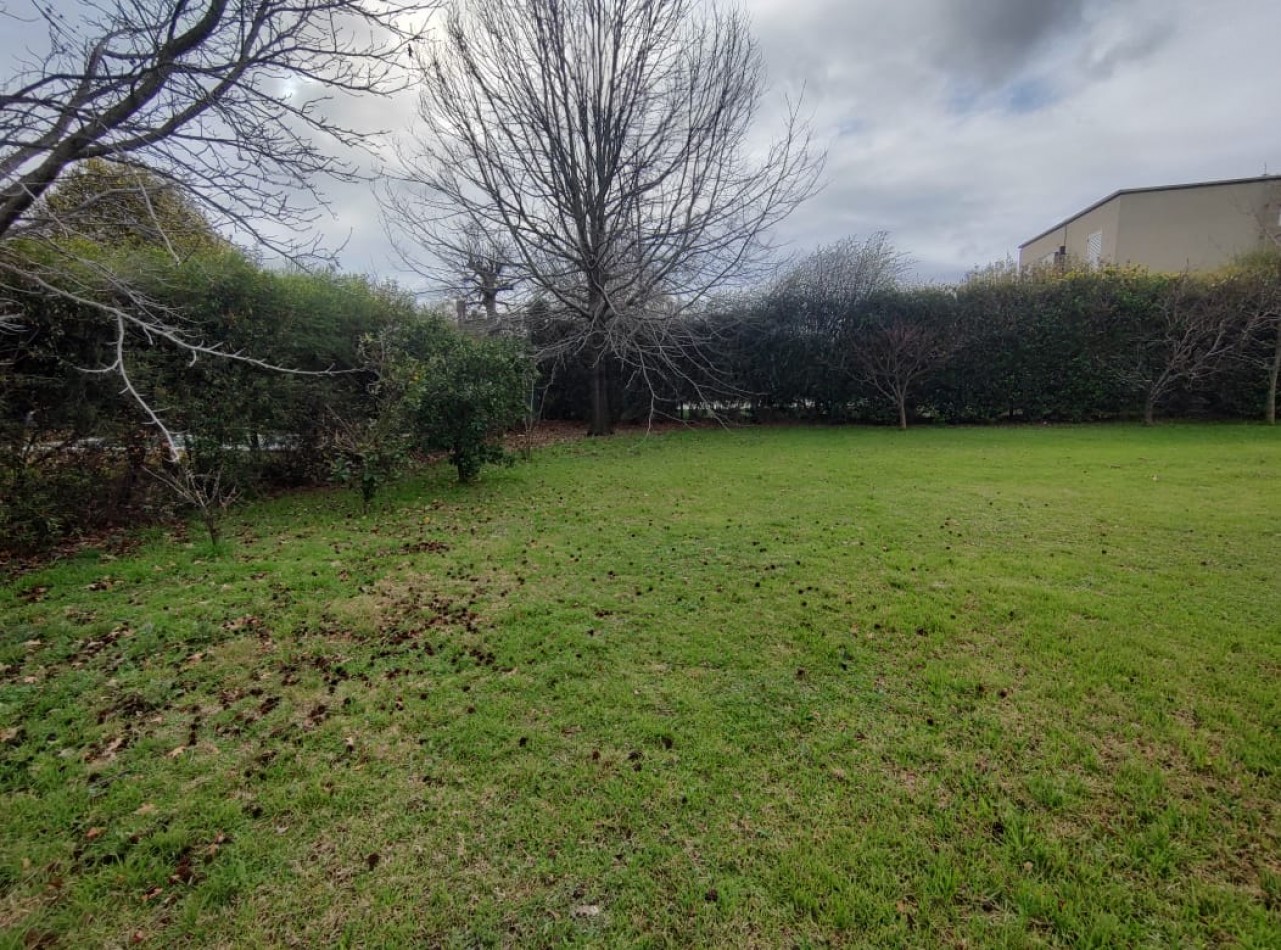 Terreno en B° privado de Miraflores en venta