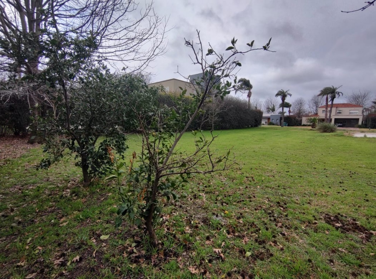 Terreno en B° privado de Miraflores en venta