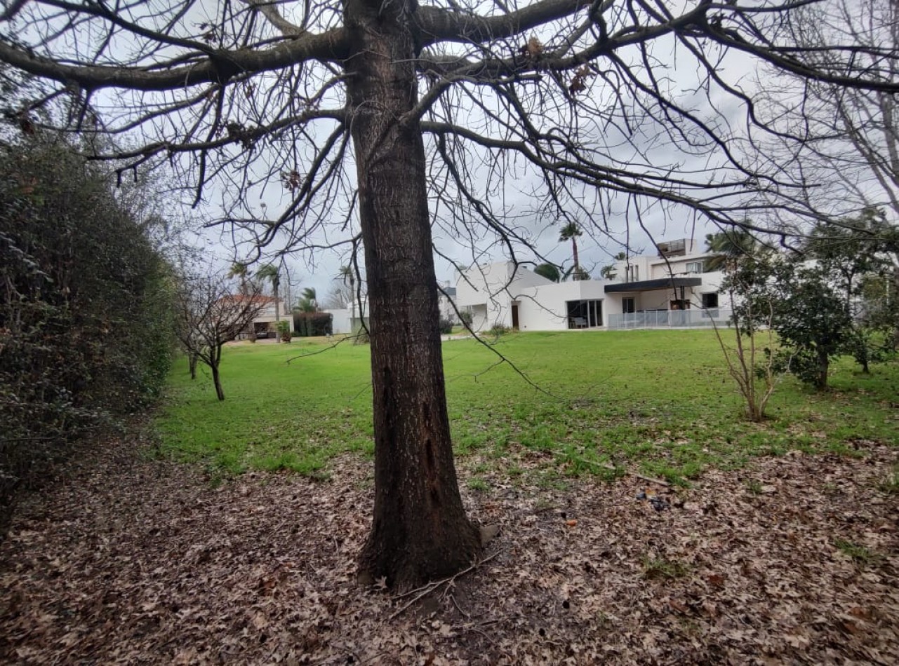 Terreno en B° privado de Miraflores en venta