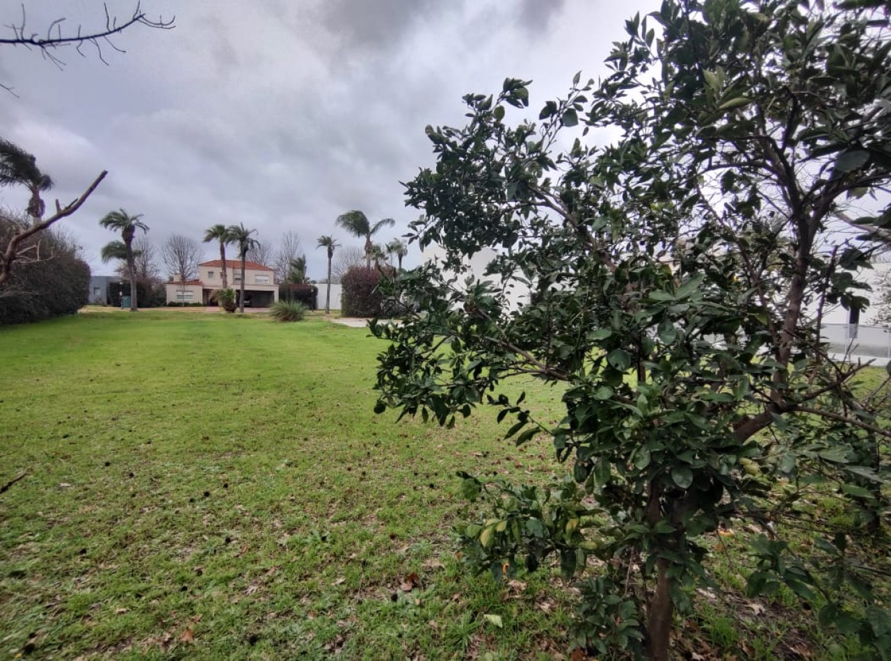 Terreno en B° privado de Miraflores en venta