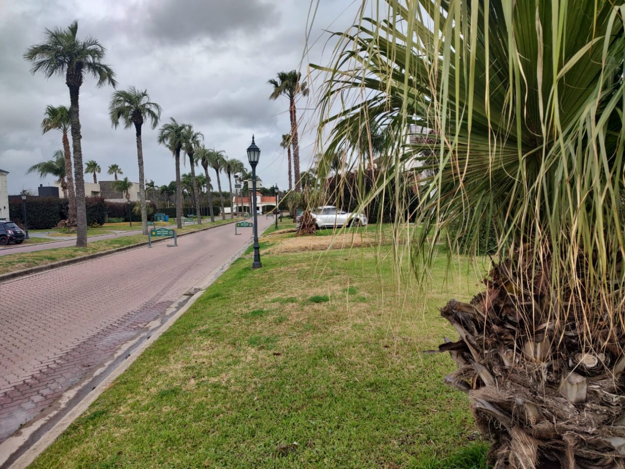 Terreno en B° privado de Miraflores en venta