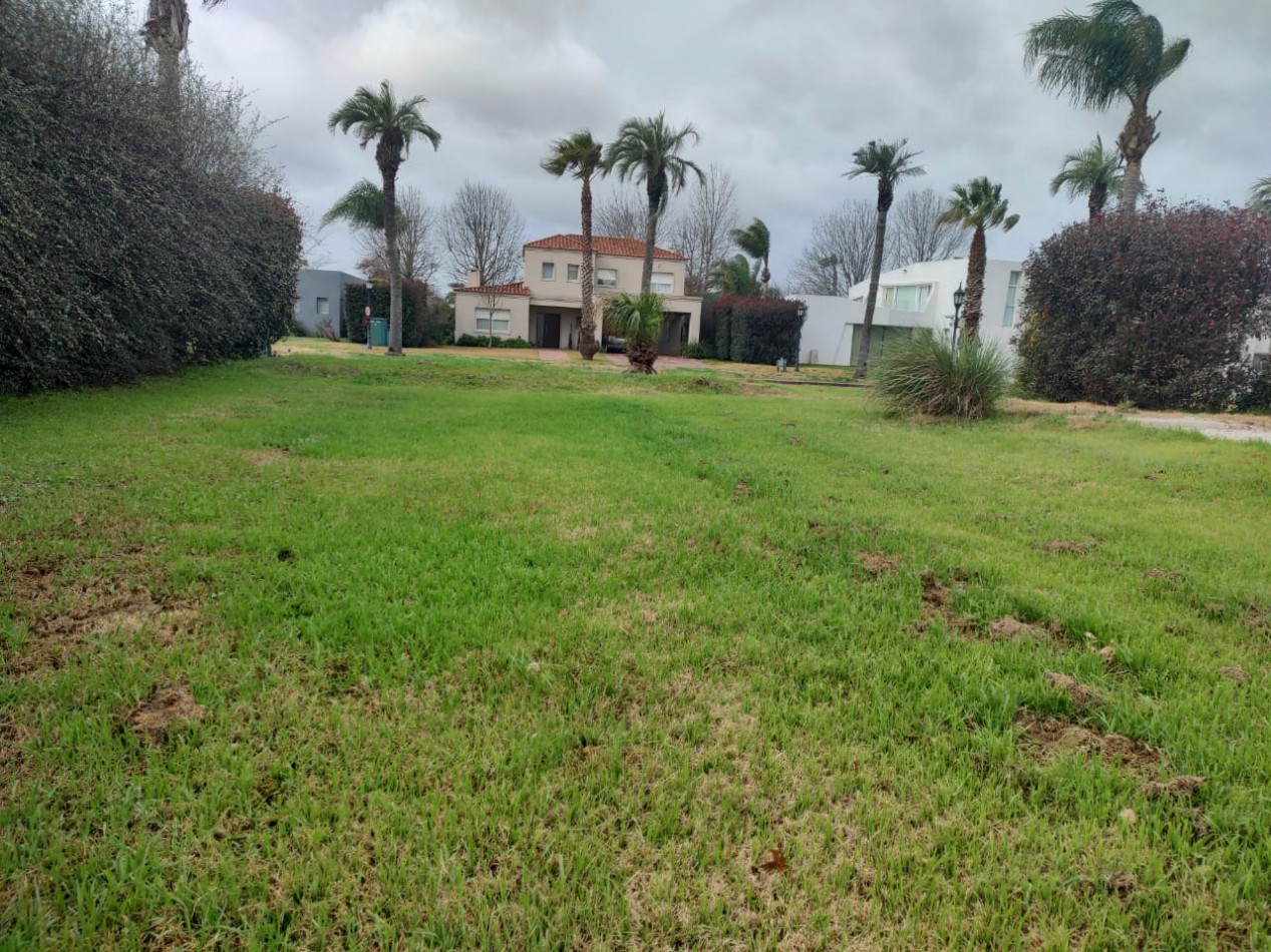 Terreno en B° privado de Miraflores en venta