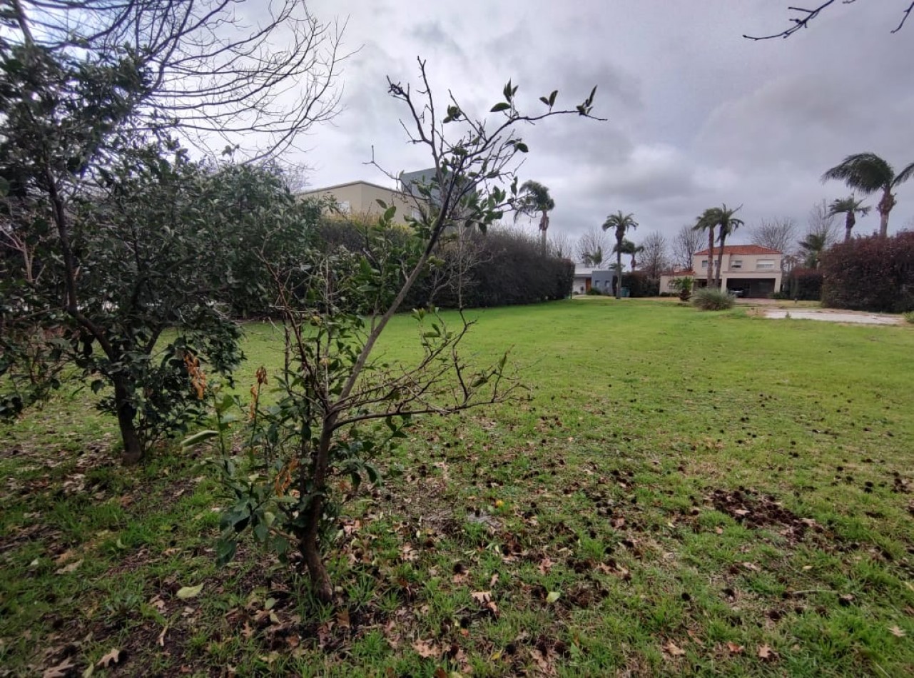 Terreno en B° privado de Miraflores en venta