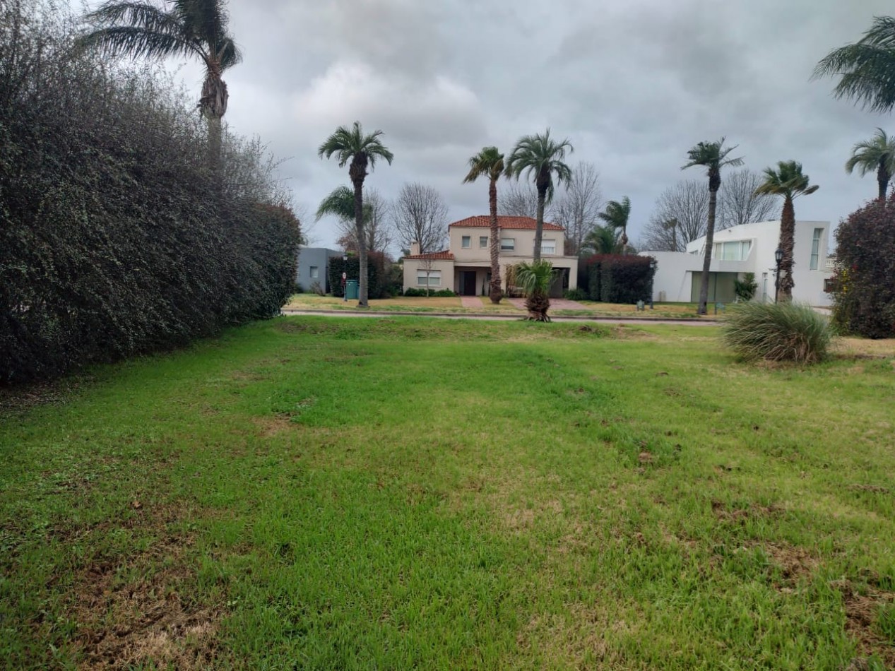 Terreno en B° privado de Miraflores en venta