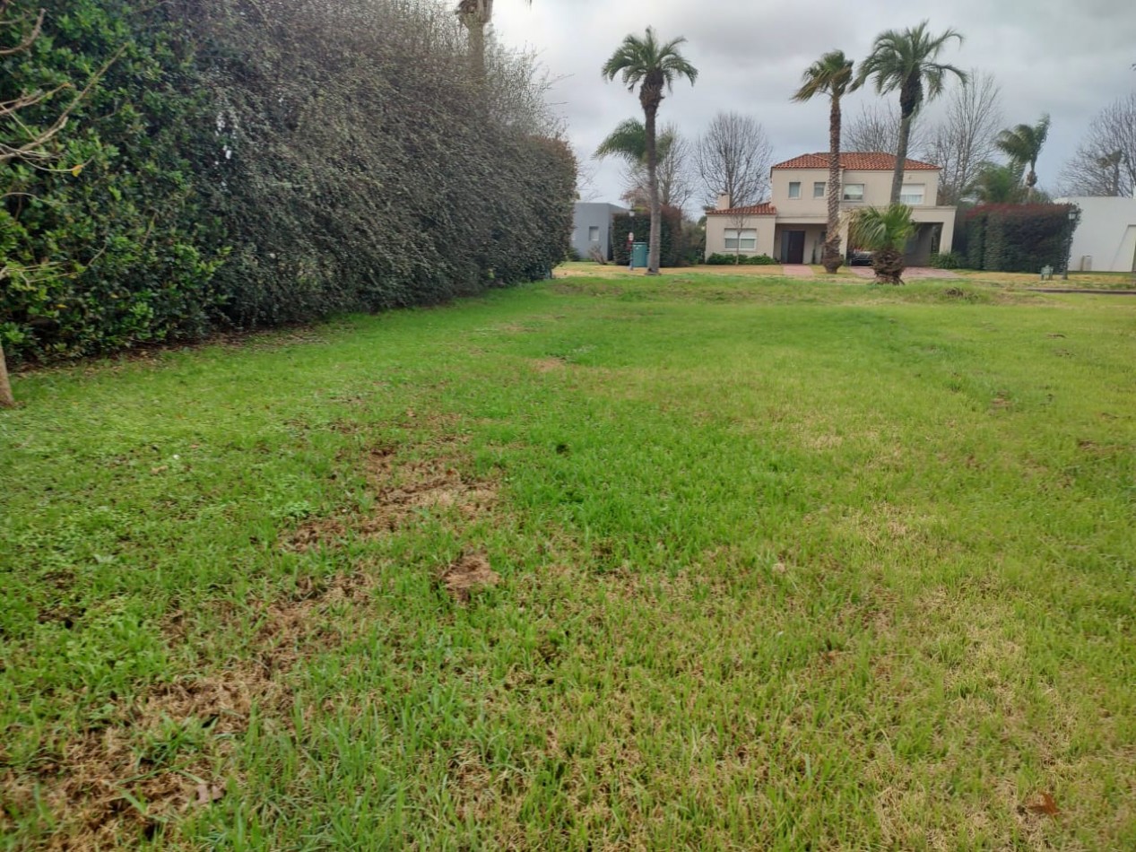 Terreno en B° privado de Miraflores en venta