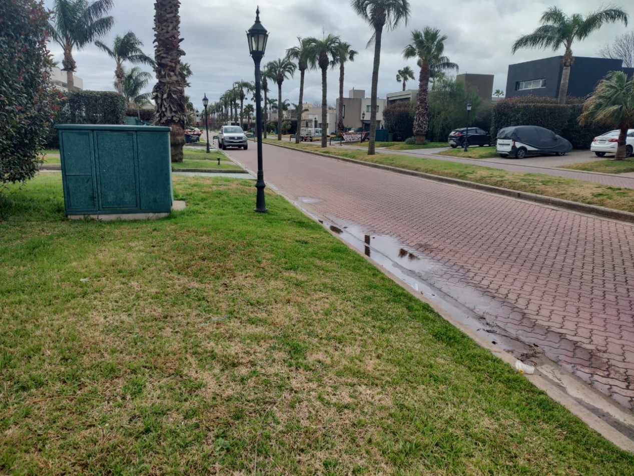 Terreno en B° privado de Miraflores en venta