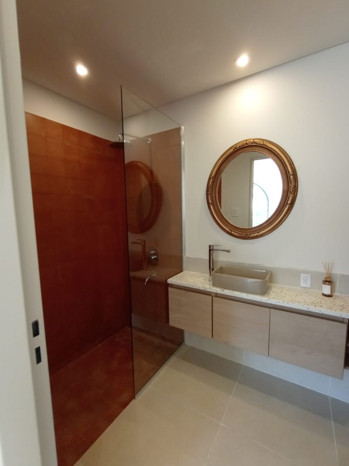 CASA DE 3 DORMITORIOS Y COMODIN EN SARMIENTO 2300