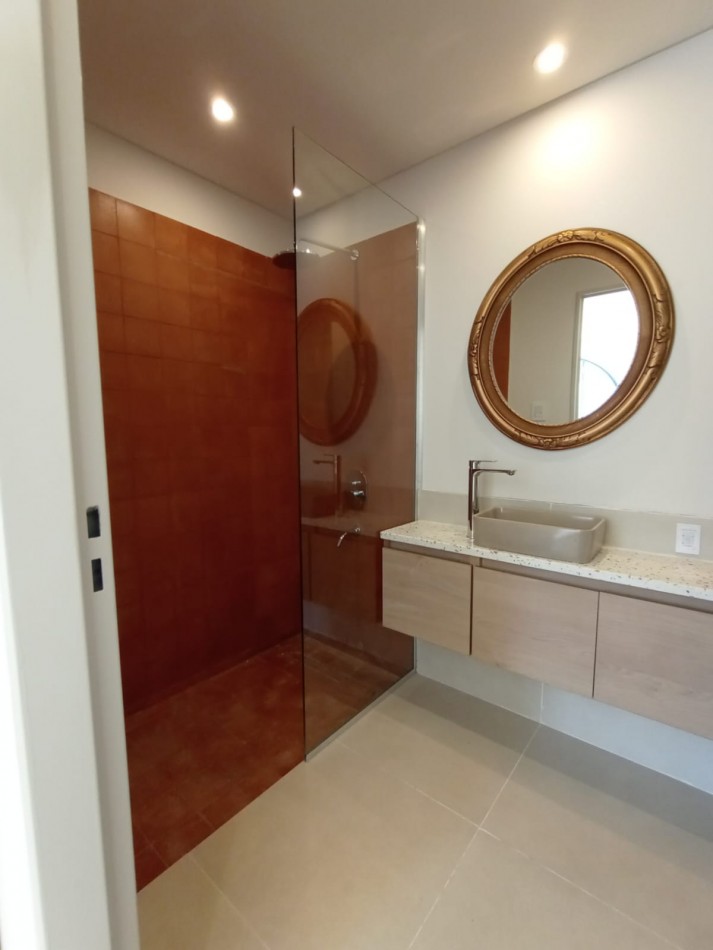 CASA DE 3 DORMITORIOS Y COMODIN EN SARMIENTO 2300