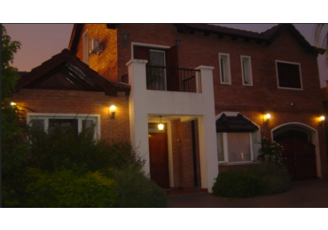 CASA EN VENTA DE 4 DORMITORIOS ESTILO CLASICO  EN BARRIO "SAN MARINO" FUNES  