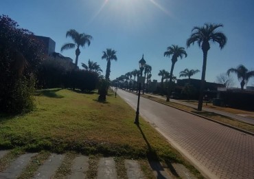 Terreno en B° privado de Miraflores en venta